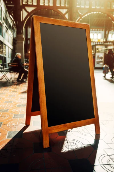 Leere Speisekarte eines Restaurants Straße schwarze Tafel als Kopierraum — Stockfoto