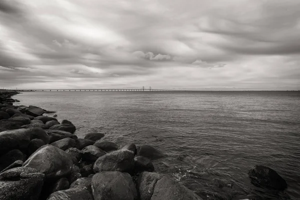 Stenar, havet och Öresundsbron — Stockfoto