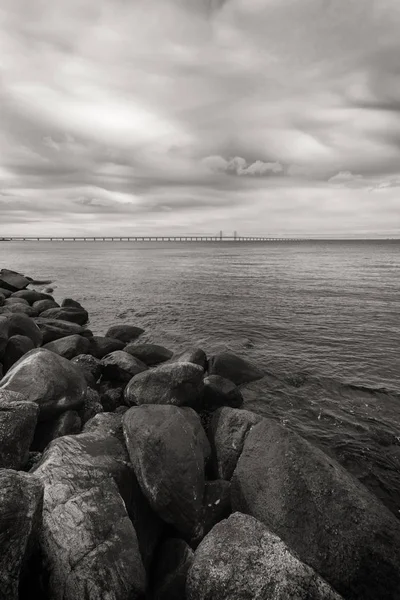 Kaya, deniz ve Öresund Köprüsü — Stok fotoğraf