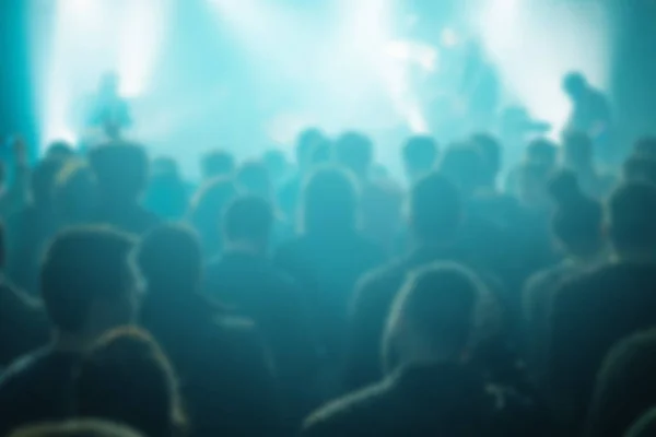 Rozostření rozostřeného hudební koncert davu jako abstraktní pozadí — Stock fotografie