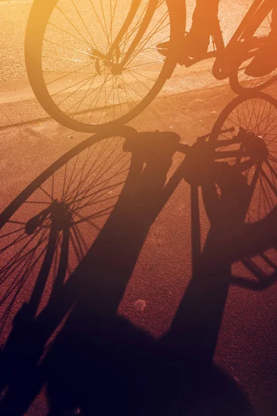 Schatten eines nicht erkennbaren Radfahrers auf der Straße — Stockfoto