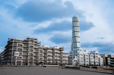 Malmo Batı liman bölgesinde Turning Torso binası ile