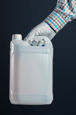 Çiftçi plastik tenk tüple pestisitler ile birlikte