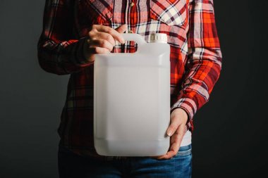 Çiftçi plastik tenk tüple pestisitler ile birlikte