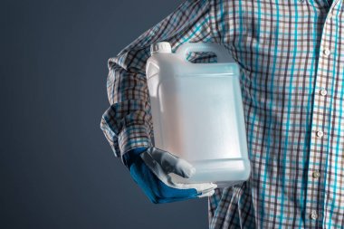 Çiftçi plastik tenk tüple pestisitler ile birlikte
