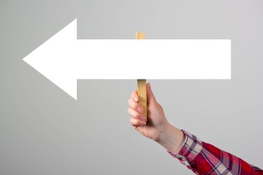 Yol gösterici yön ok işareti tutan kadın