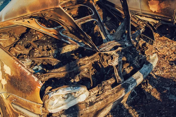 Burned car vehicle on parking lot — Stock Photo, Image