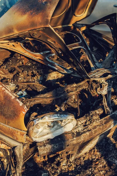 Véhicule brûlé sur le parking — Photo