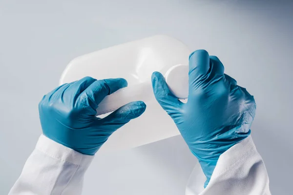 Científico químico abriendo recipiente de tanque de plástico blanco sin etiqueta —  Fotos de Stock