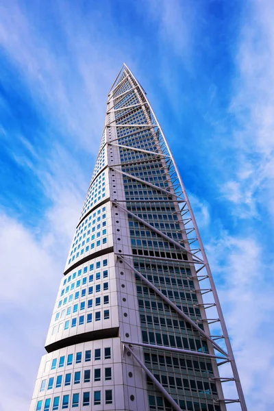 Malmo İsveç gökdelenin Turning Torso düşük açılı görünüş — Stok fotoğraf