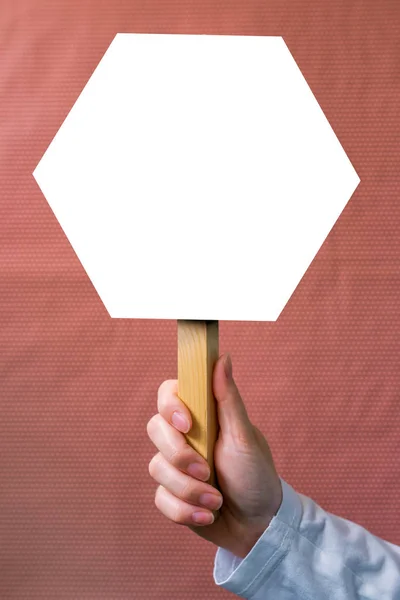Boş mockup afiş işareti Kopyala yer tutan el — Stok fotoğraf