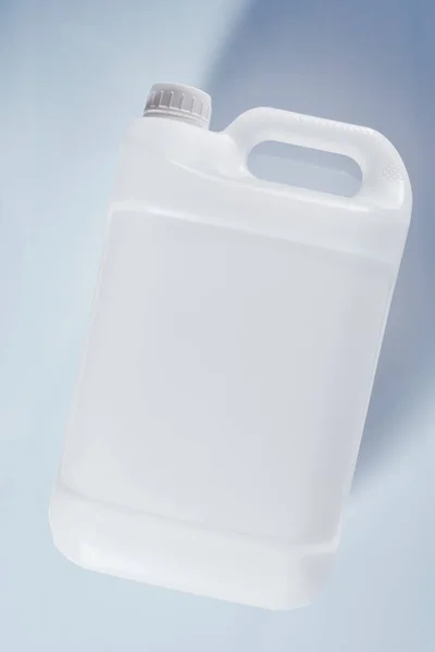 Контейнер для химической жидкости без этикетки из белого пластика — стоковое фото