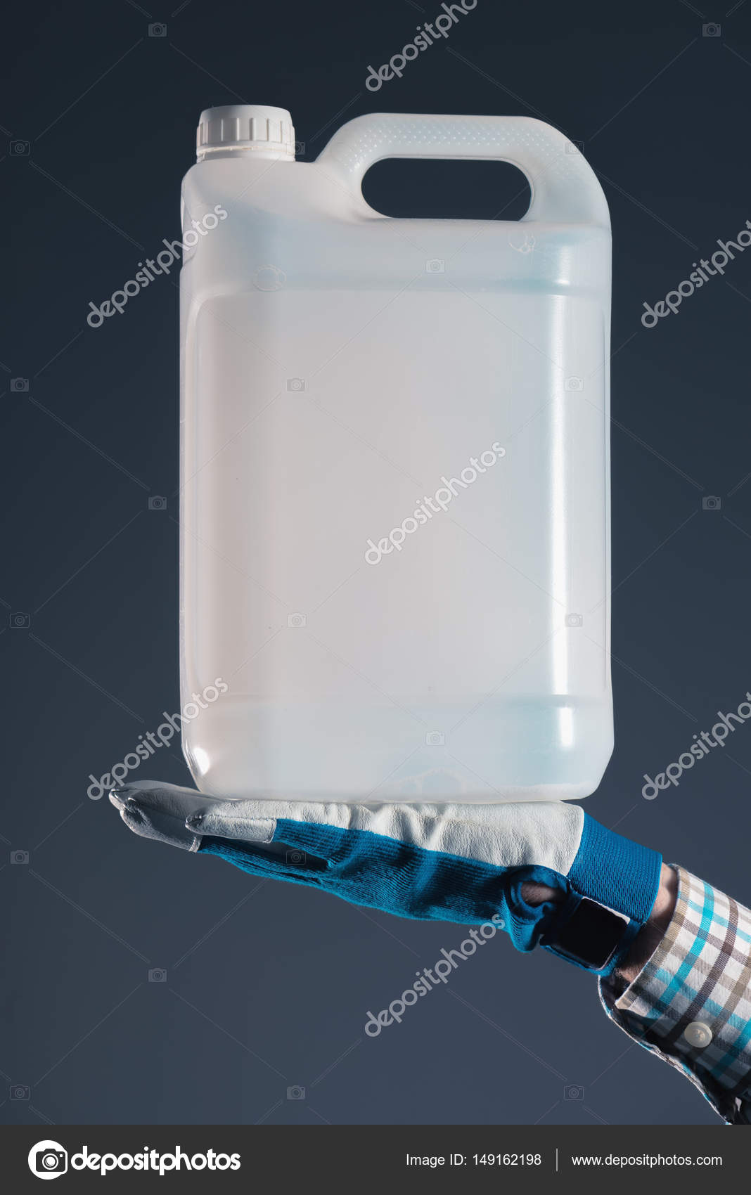 Landwirt mit Plastikkanister mit Pestiziden — Stockfoto