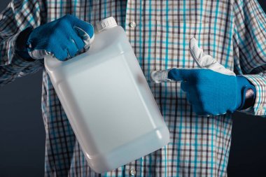 Çiftçi plastik tenk tüple pestisitler ile birlikte