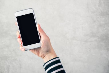Cep telefonu ekranı boş sahte ile tutarak el