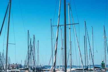 Yelkenli gemi direkleri Harbor mavi gökyüzü karşı