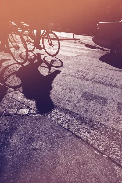 Schatten eines nicht erkennbaren Radfahrers auf der Straße — Stockfoto