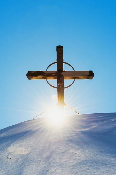 Cristianismo cruz religiosa en la montaña nevada — Foto de Stock