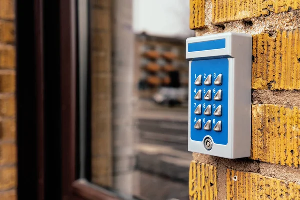 Outdated intercom device at apartment building entrance — Stock Photo, Image