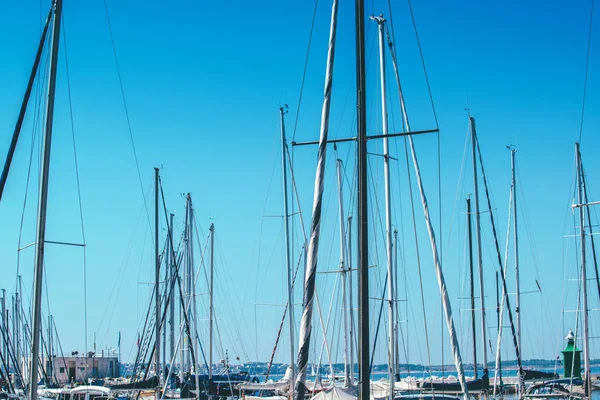 Yelkenli gemi direkleri Harbor mavi gökyüzü karşı