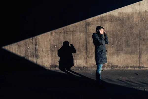 Mujer auténtica seria hablando en el teléfono móvil en la calle — Foto de Stock