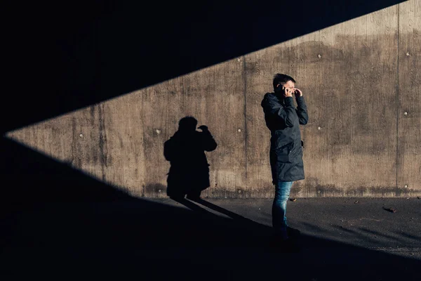 Allvarlig autentisk kvinna talar på mobiltelefon på gatan — Stockfoto