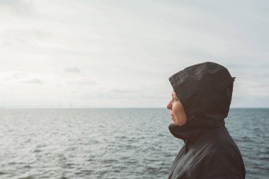 İyimser kadın kişi sabah güneş deniz coastl, zevk