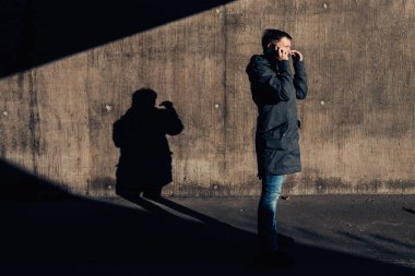 Ciddi otantik kadın sokakta cep telefonunda söz