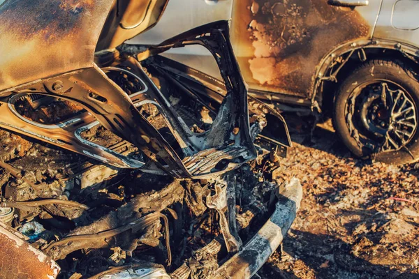 Véhicule brûlé sur le parking — Photo