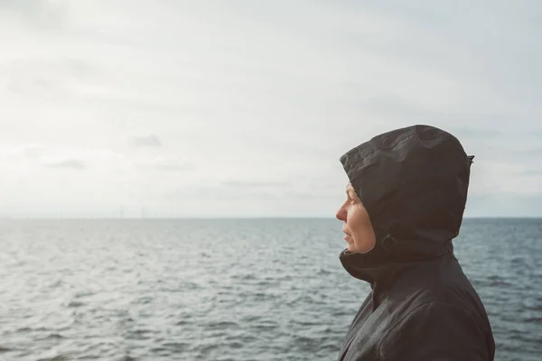 Optimistisk kvinnliga person njuter morgonen solljus på havet coastl — Stockfoto