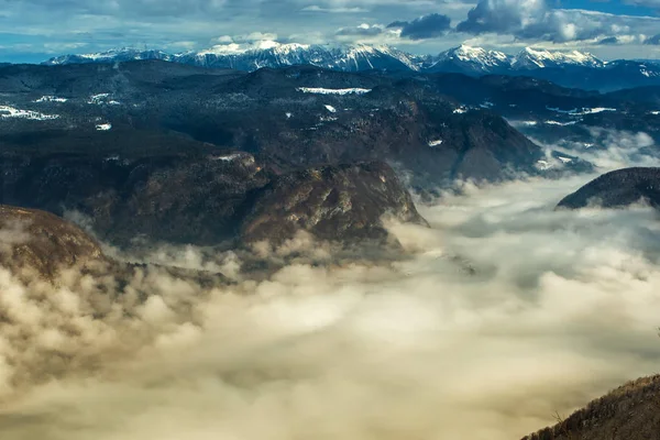 Nevoeiro sobre Bohinj vale lago, vista aérea — Fotografia de Stock