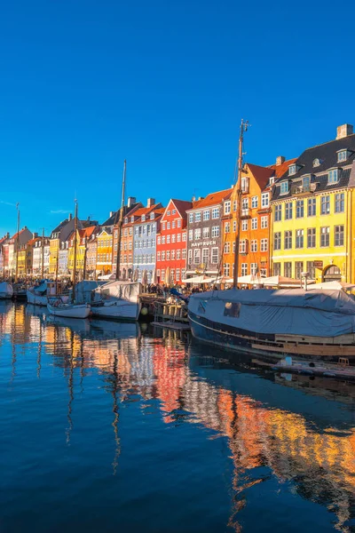 Koppenhága Nyhavn-csatornára és a kerület — Stock Fotó