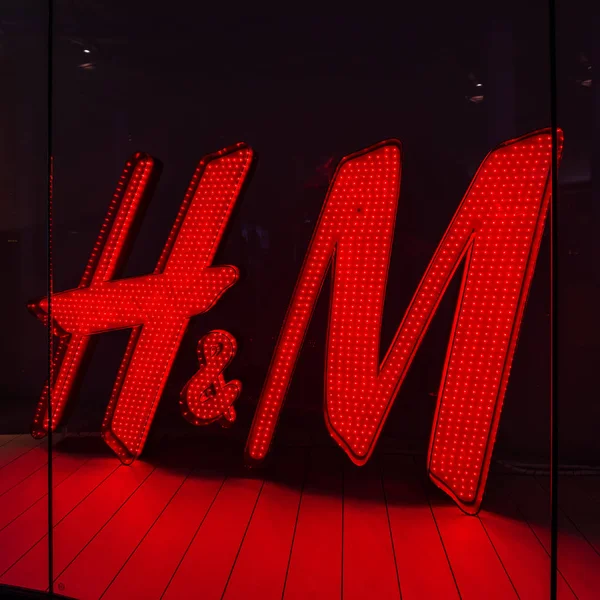 H ・ M ロゴ、マルメ、エンポリア — ストック写真