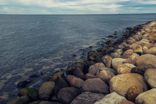 Grandes rocas en la orilla del mar borde del agua — Foto de Stock