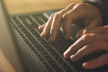 Bilgisayar programcısı ve hacker eller tipik dizüstü klavye