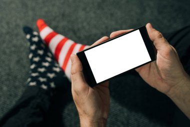 Cep telefonu kullaranarak ABD bayrağı çorap giyen adam
