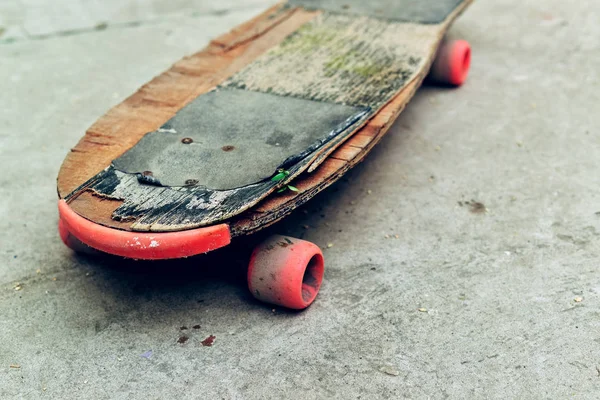 Staré omšelé skateboard na betonový podklad — Stock fotografie