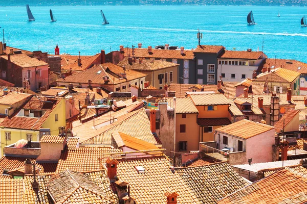 Piran daken over de Adriatische Zee in Slovenië — Stockfoto