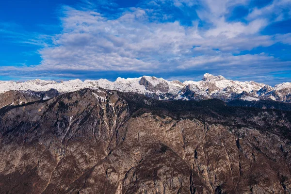 Triglav berg boven de vallei van de lake van Bohinj in wintertijd — Stockfoto