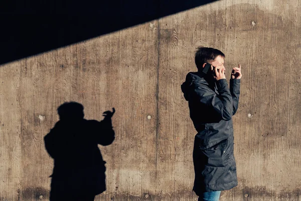 Seriózní autentické žena mluvit na mobilním telefonu na ulici — Stock fotografie