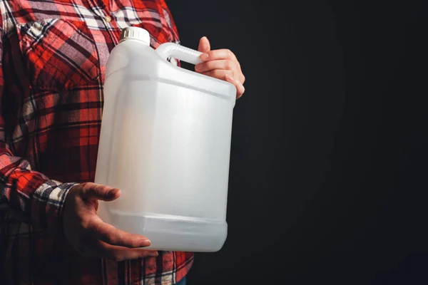 Bote tanque de plástico blanco en mano femenina —  Fotos de Stock