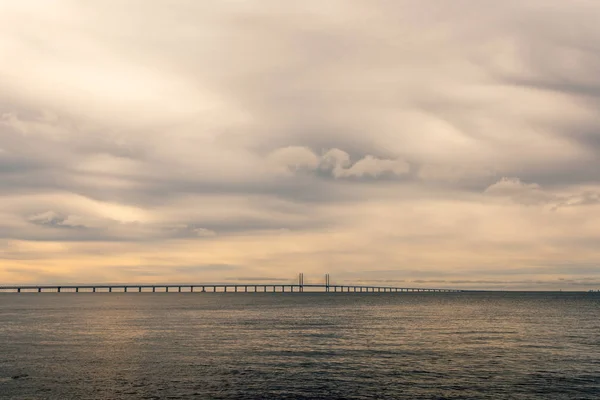 Rochers, mer et pont d'Oresund — Photo