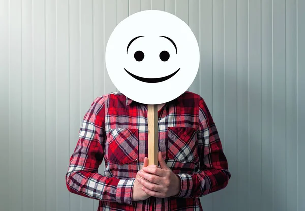 Gelukkige vrouw met smiley emoticon — Stockfoto