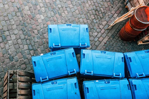 Recipientes de basura de plástico de arriba — Foto de Stock