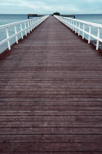 Passerella vuota del molo di legno sulla riva del mare — Foto Stock