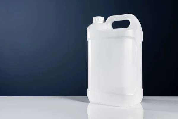 Unlabeled white plastic tank canister chemical liquid container — Stock Photo, Image