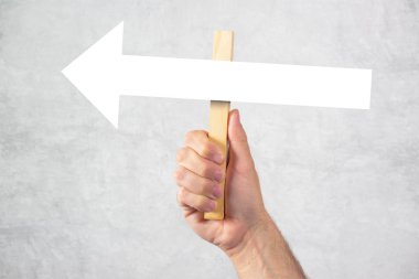 Yol gösterici yön ok işareti tutan adam