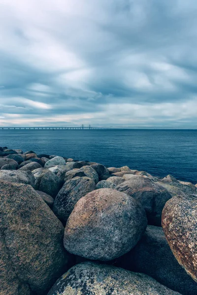 Rocas, mar y puente de Oresund — Foto de Stock