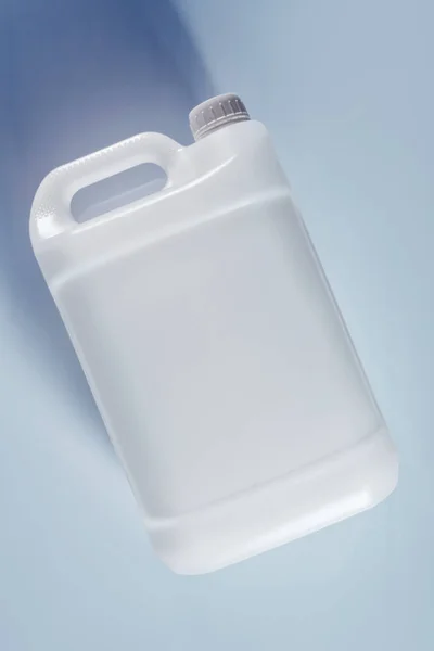 लेबल नसलेले पांढरे प्लास्टिक टाकी कॅनिस्टर रासायनिक द्रव कंटेनर — स्टॉक फोटो, इमेज