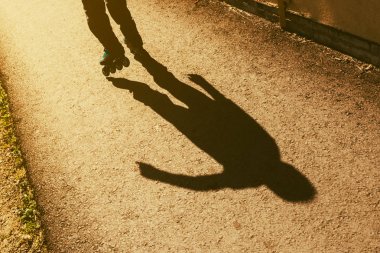 Çocuk sürme tekerlekli paten sokakta